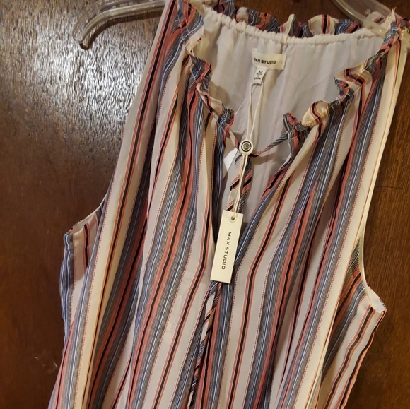 Max Studio Sleveless Flowy Shirt - Picture 2 of 4